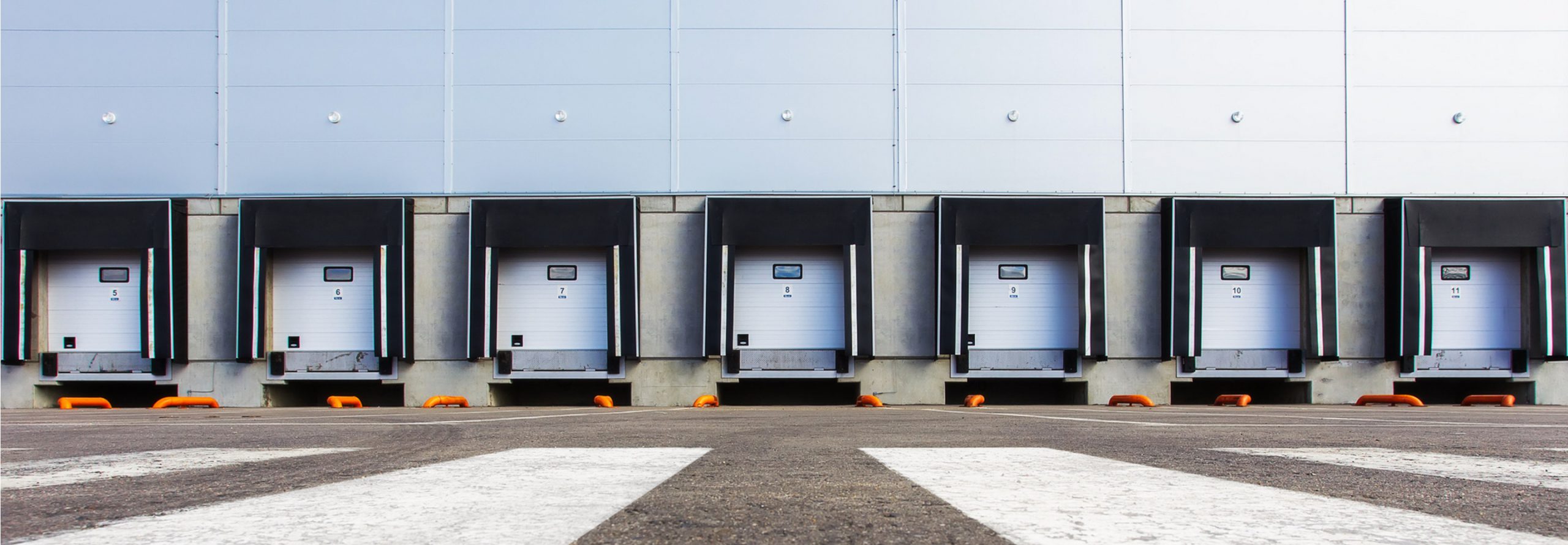 Area veicoli di una logistica di settore alimentare